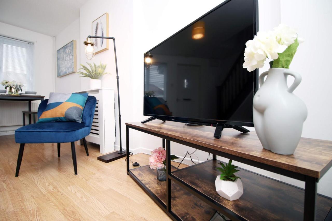 Casa de férias 2bedroom Home- Free Parking, Wi-fi & Patio- Available For Long Or Short Term Bristol