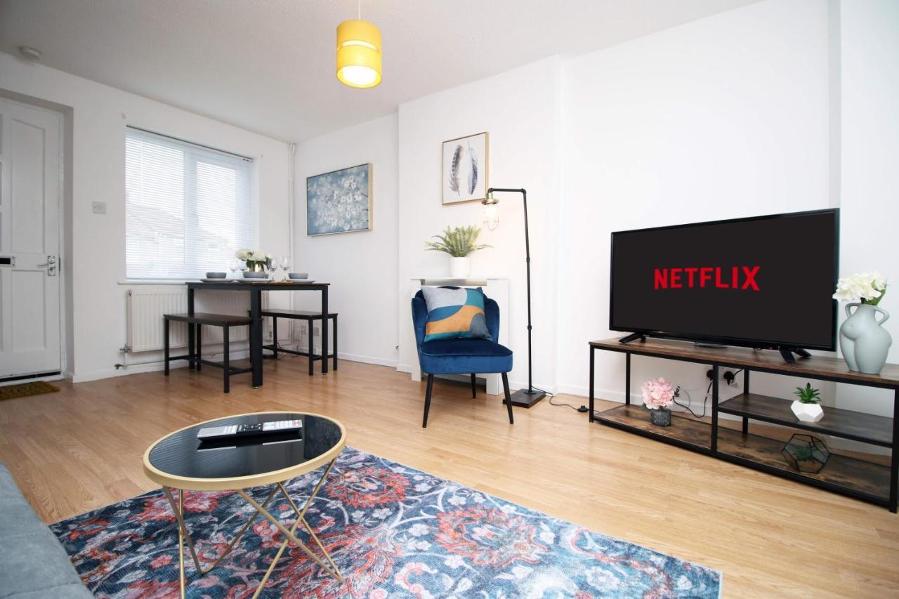 Casa de férias 2bedroom Home- Free Parking, Wi-fi & Patio- Available For Long Or Short Term Bristol
