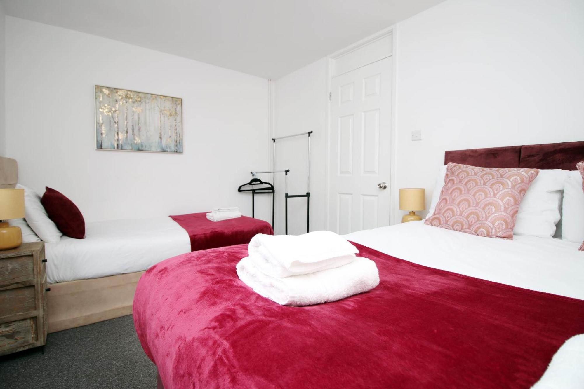 2bedroom Home- Free Parking, Wi-fi & Patio- Available For Long Or Short Term Casa de férias