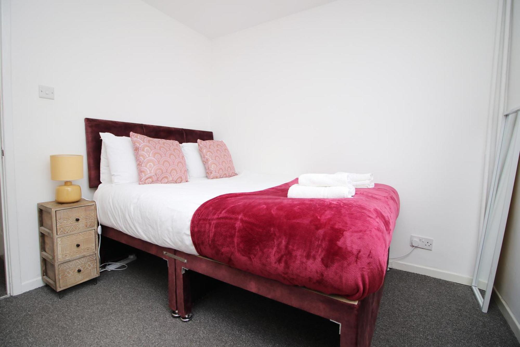 Casa de férias 2bedroom Home- Free Parking, Wi-fi & Patio- Available For Long Or Short Term Bristol