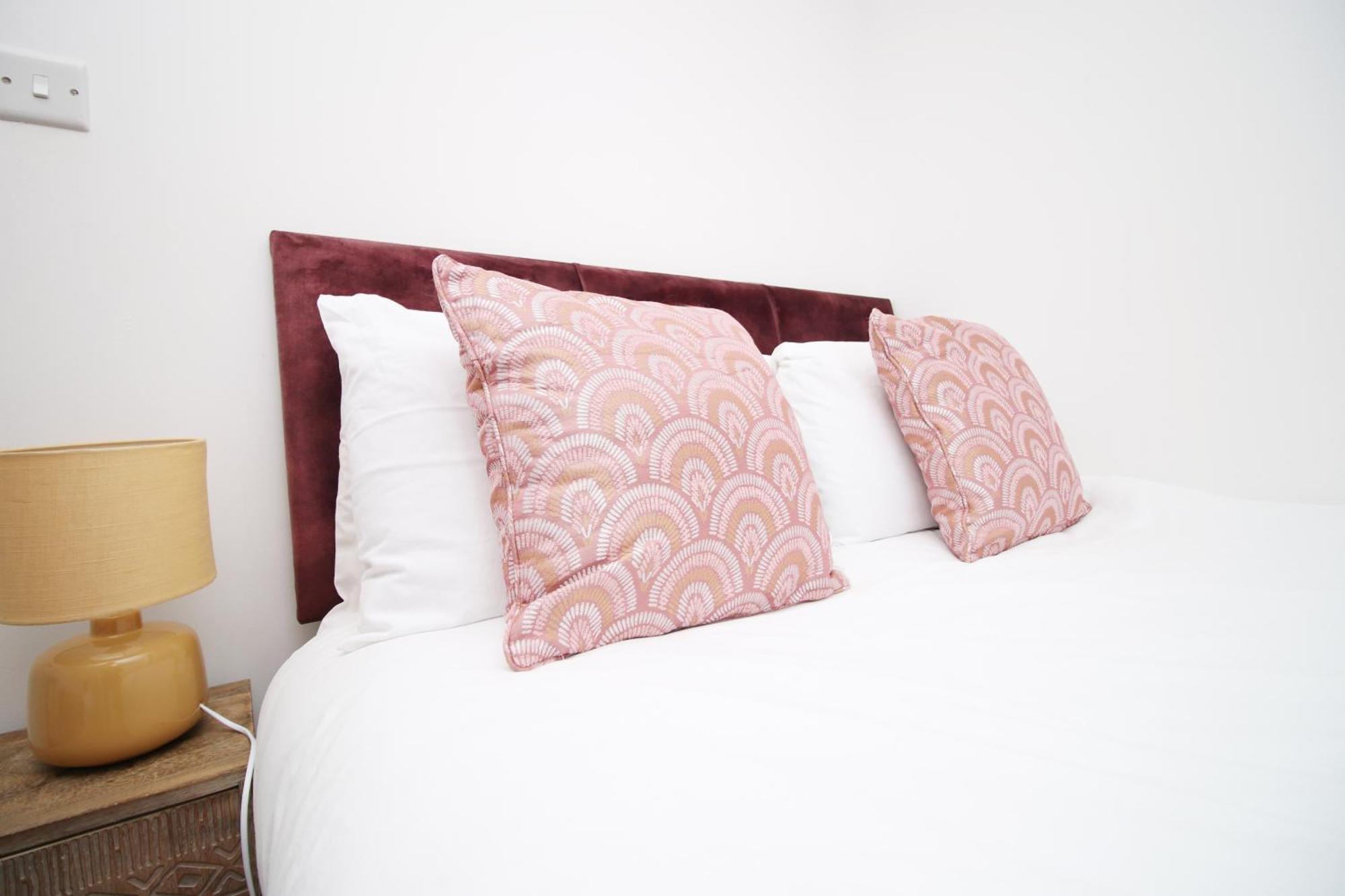Casa de férias 2bedroom Home- Free Parking, Wi-fi & Patio- Available For Long Or Short Term