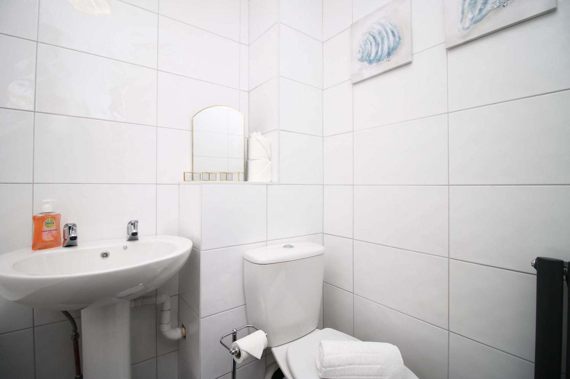2bedroom Home- Free Parking, Wi-fi & Patio- Available For Long Or Short Term Casa de férias