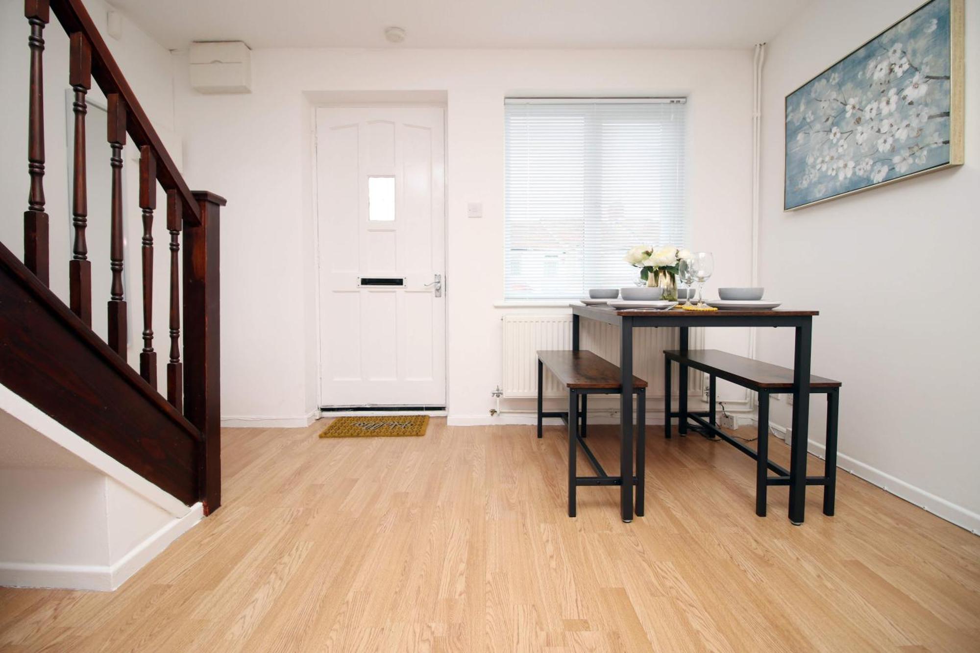 Casa de férias 2bedroom Home- Free Parking, Wi-fi & Patio- Available For Long Or Short Term Bristol